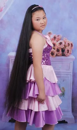 11岁的新疆长发小女孩