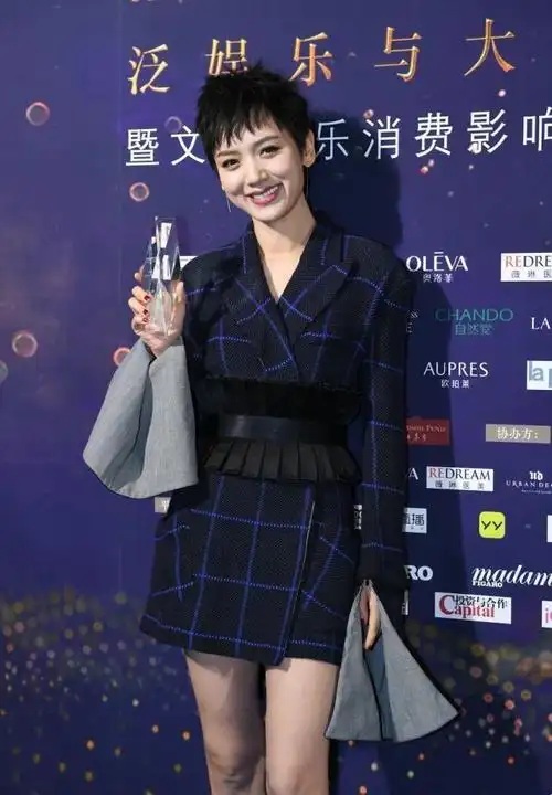 刘恺威女友美貌惹人注目:秀发优雅,迷人腰身和修长美腿