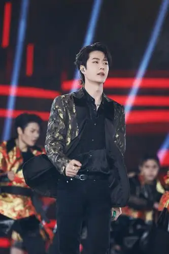 [王一博][新闻]210101 王一博新歌舞台首秀吊着威亚翻跟头 2020年的