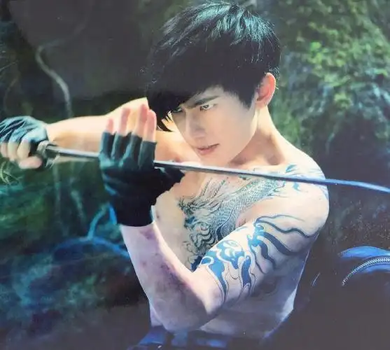 盗墓笔记,张起灵半裸照,麒麟刺青一览无遗