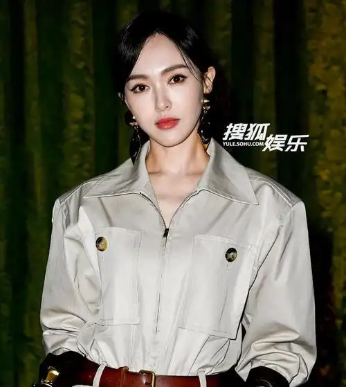 37岁杨幂跟40岁唐嫣站在一起骨相老去和皮相老去的差距一目了然