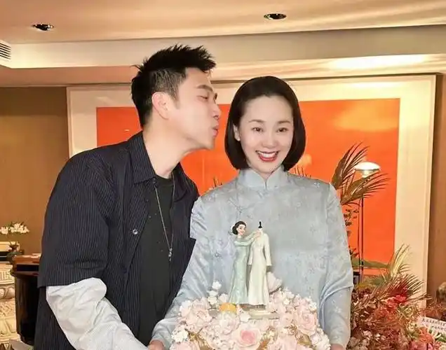 有段时间未露面的歌手林依轮在微博给妻子西华庆生,并晒出一家四口的