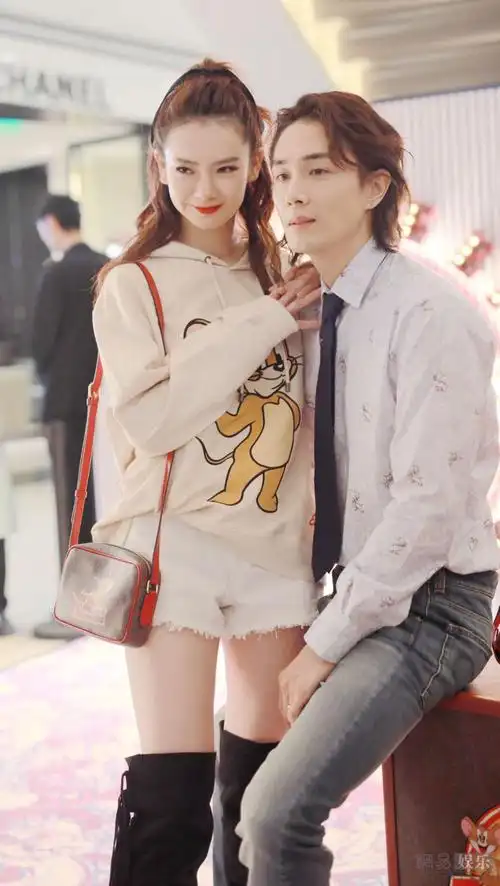戚薇穿卫衣青春减龄 与老公李承铉贴面合影