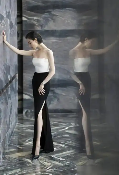 倪妮大胆挑战高开叉吊带裙当她侧身站那刻我都心动了