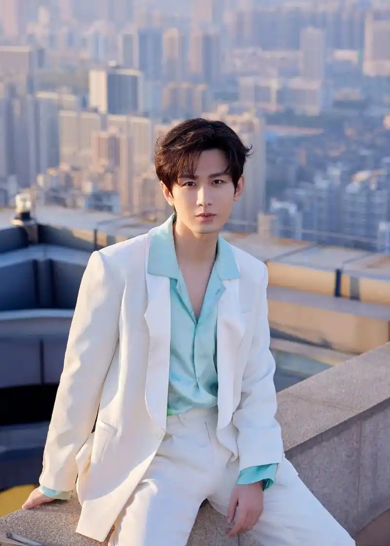 成毅天台蓝天大片#是今日份的帅气淇淇呀!多拍点照片,哥哥很 - 抖音