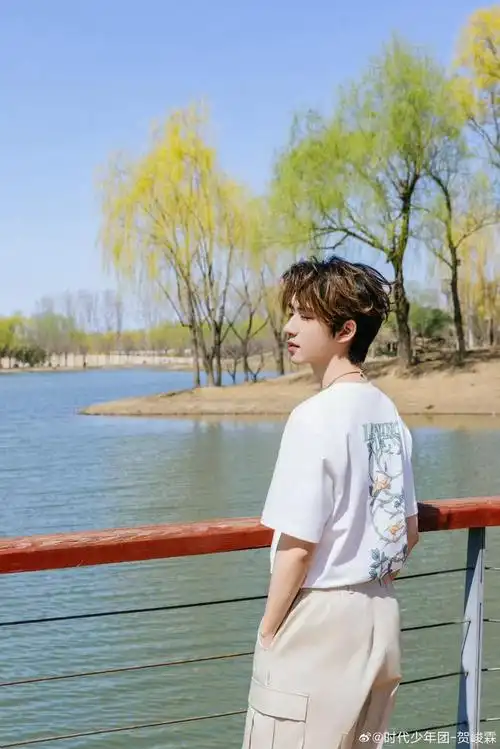 贺峻霖新歌《缘故》今日上线,阳光微风清晨日落93,人间最美四月天