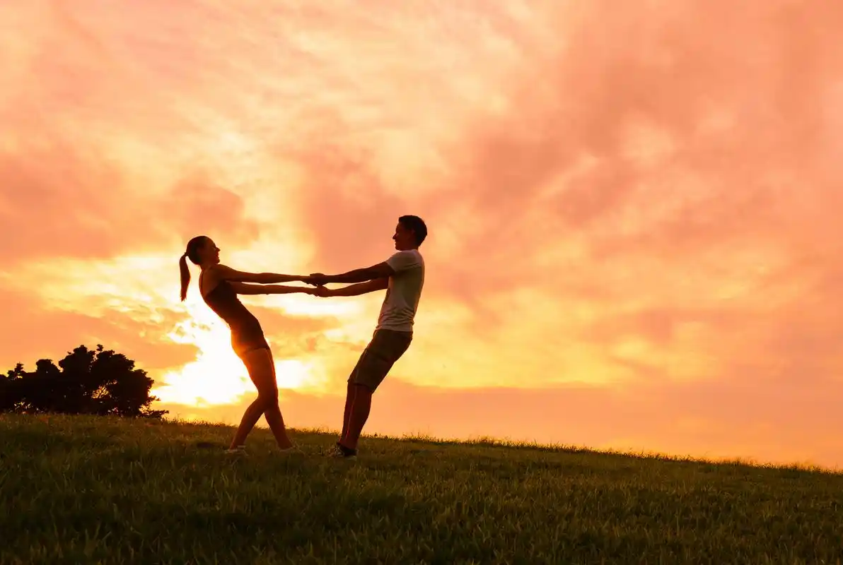 婚姻是两个相爱的人携手一生,合二为一,不分彼此,一荣俱荣.