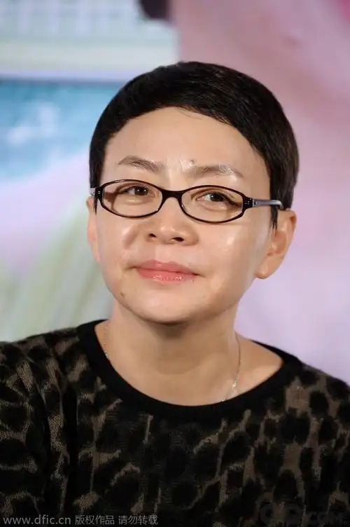 第一段婚姻的时候,宋丹丹24岁,当时结婚的原因就是"社会风气保守,只有