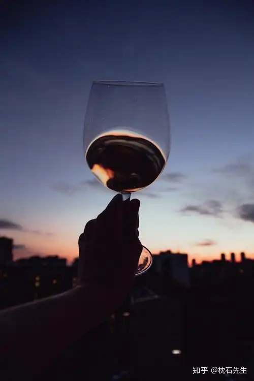 葡萄酒广告中总有令人惊艳的女性身影出现