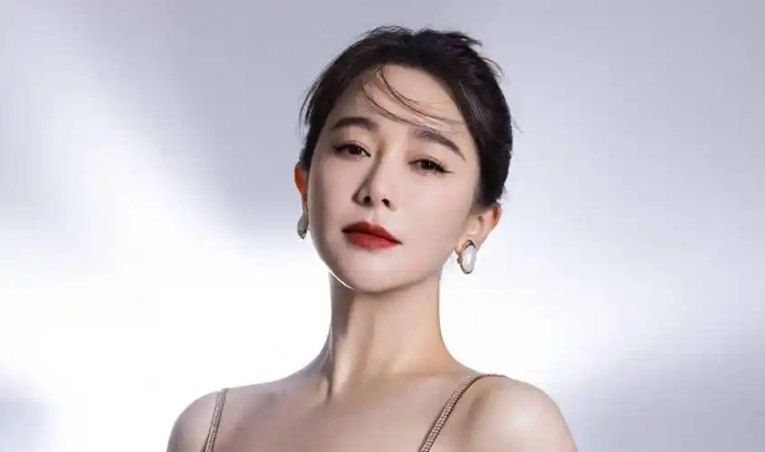 左小青的发型端庄优雅,身穿高开衩连衣裙,性感迷人_整体_时尚_形象