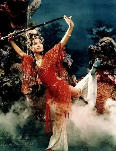 "万圣公主"的扮演者张青,1982年毕业于解放军艺术学院.