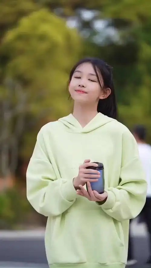 宋小睿深情演唱歌曲冰墩墩雪容融人美歌甜超好听