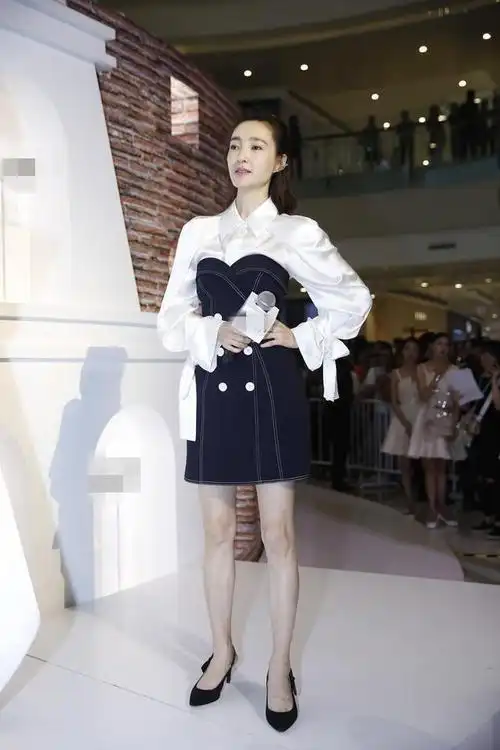 王丽坤穿衣太会挑裙子比上衣还短一双火柴腿让人羡慕不来