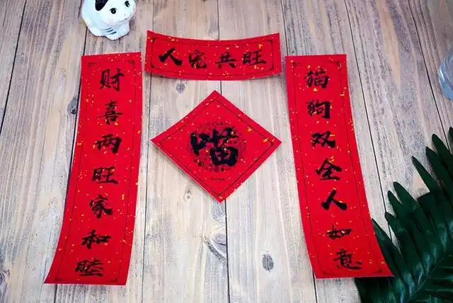 过年了,都在给猫窝狗窝贴对联,这也太喜庆了