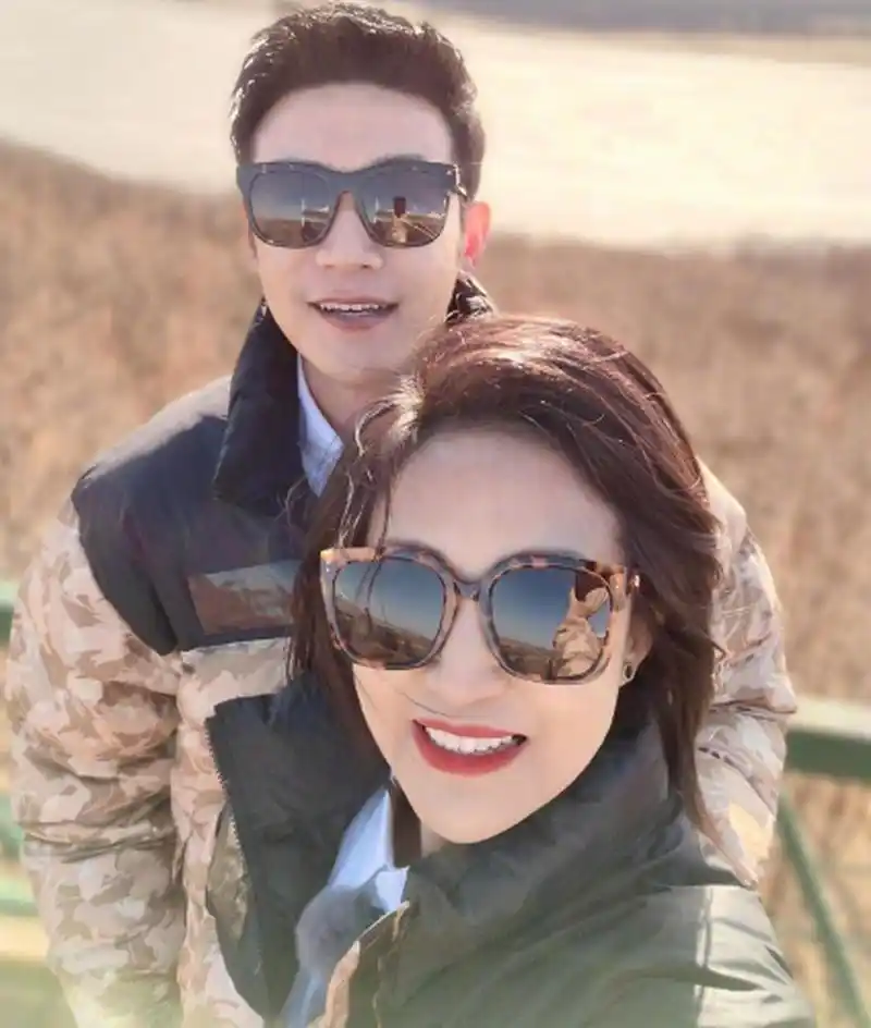 最近,陆毅和鲍蕾的一组旅游照片引起了人们的关注.