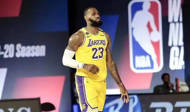 詹姆斯晒出与母亲合影母亲穿深v衣服本人看起来很年轻