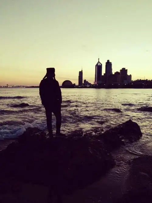 海风很冷 棉帽大叔的背影是不是很有一番风情 哈哈