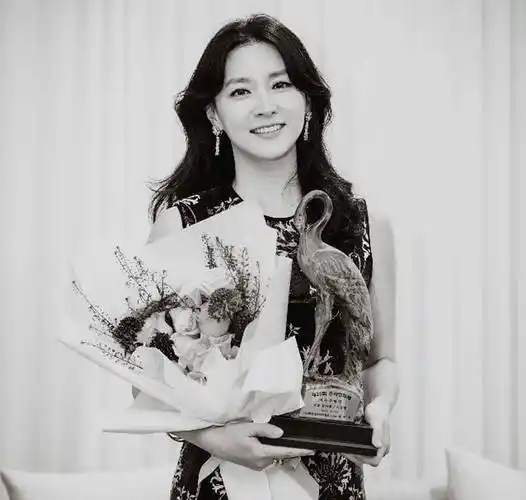 10个国外冻龄女神,张娜拉近照非常有少女感,孙艺珍仍然超有仙气_现年