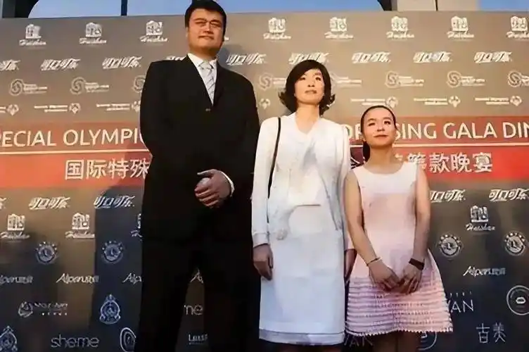 姚明的妻子叶莉抱怨 "分房睡吧,我受不了你了",因为姚明的体重达到了