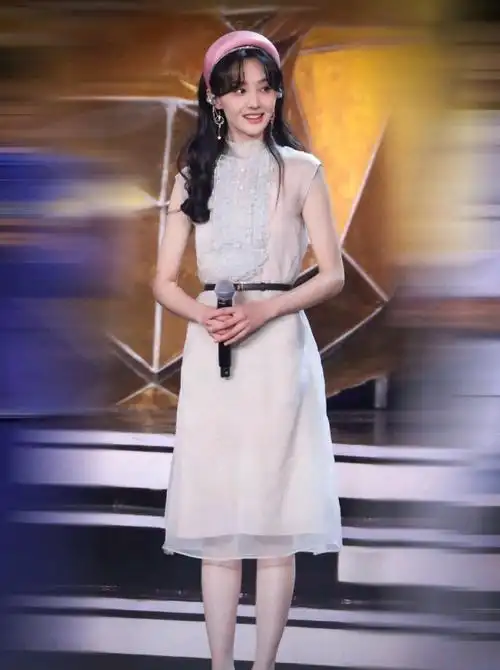郑爽的穿搭就没输过,白色连衣裙甜美温柔,配粉色发箍摩登洋气