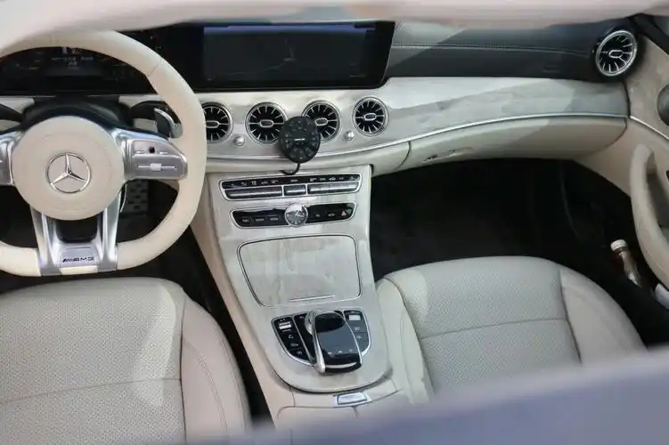 奔驰e级米白色内饰