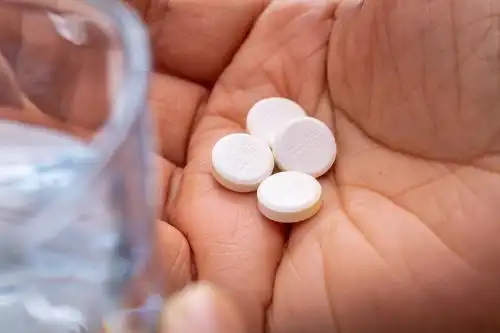 白色的去痛药片 吃药