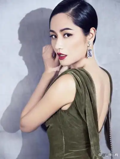 瞿颖以标准的超模台步登场,出现在《乘风破浪的姐姐4》的播出中.