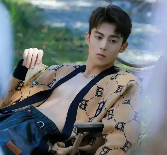 王鹤棣不经意间露出了腹肌,虽然很少见,但还是被骂"业余"?