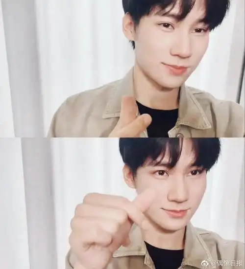 张真源脸颊比心