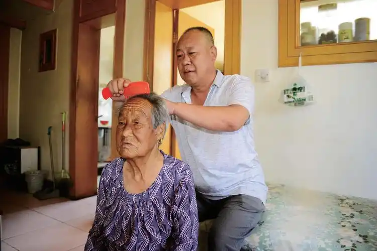 记东峡煤矿孝敬老人榜样王岩辉