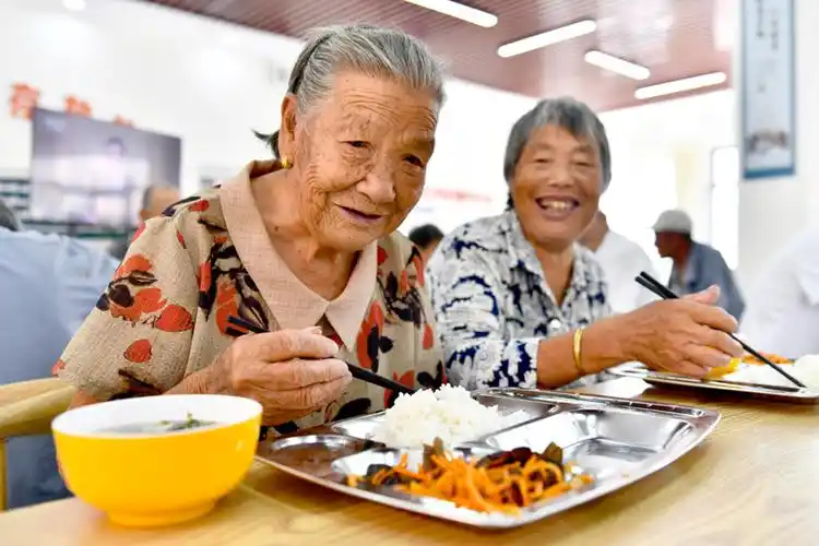 山东岚山:养老服务中心全覆盖让老人吃上"免费午餐"