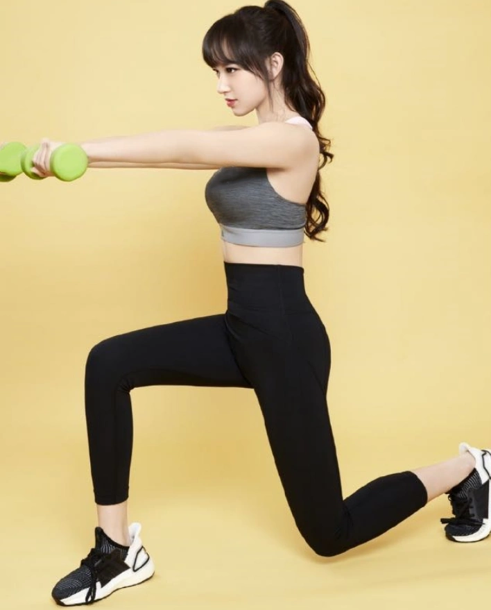 程潇摆脱小胖妹称号秀腰秀腿让人羡慕偏爱箭步蹲和哑铃