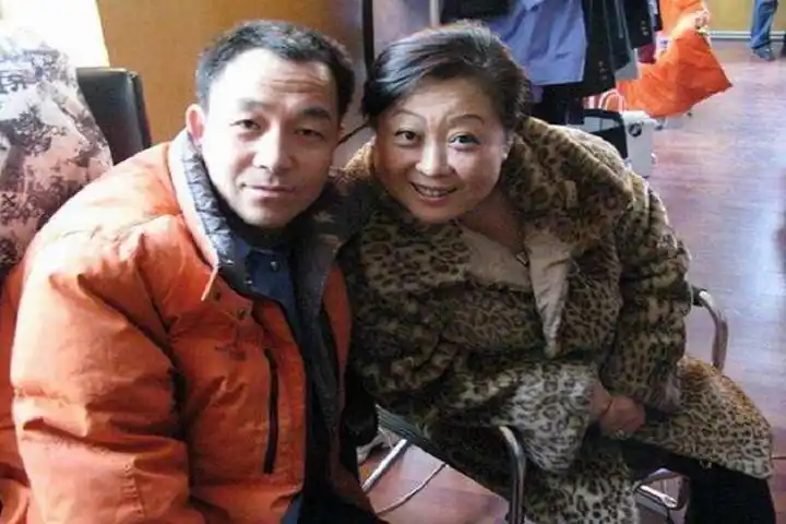 而现在张海燕的二婚老公也是圈外人,据悉现在的老公对张海燕非常的