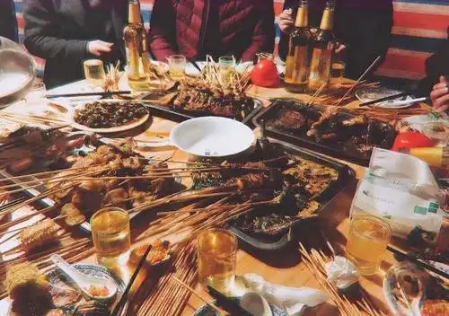 肠胃差的人出去吃烧烤小龙虾的下场是