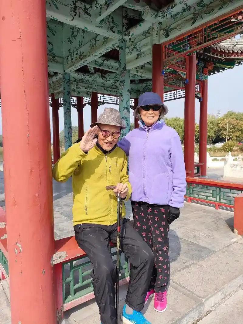 有幸遇到了一对老夫妻!女婿陪着!老 - 抖音