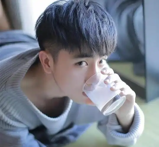 1,两侧铲短 掏空发型