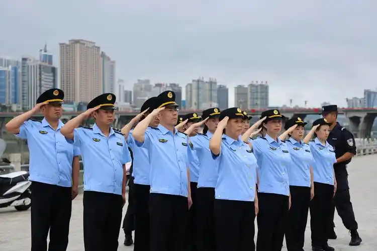 区农业综合执法人员周雪说:"我们这次配备了春夏秋冬制式服装.