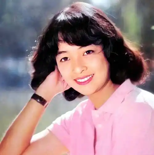 5月7日,著名演员李勤勤在自己的社交平台发文:"这照片都不记得什么