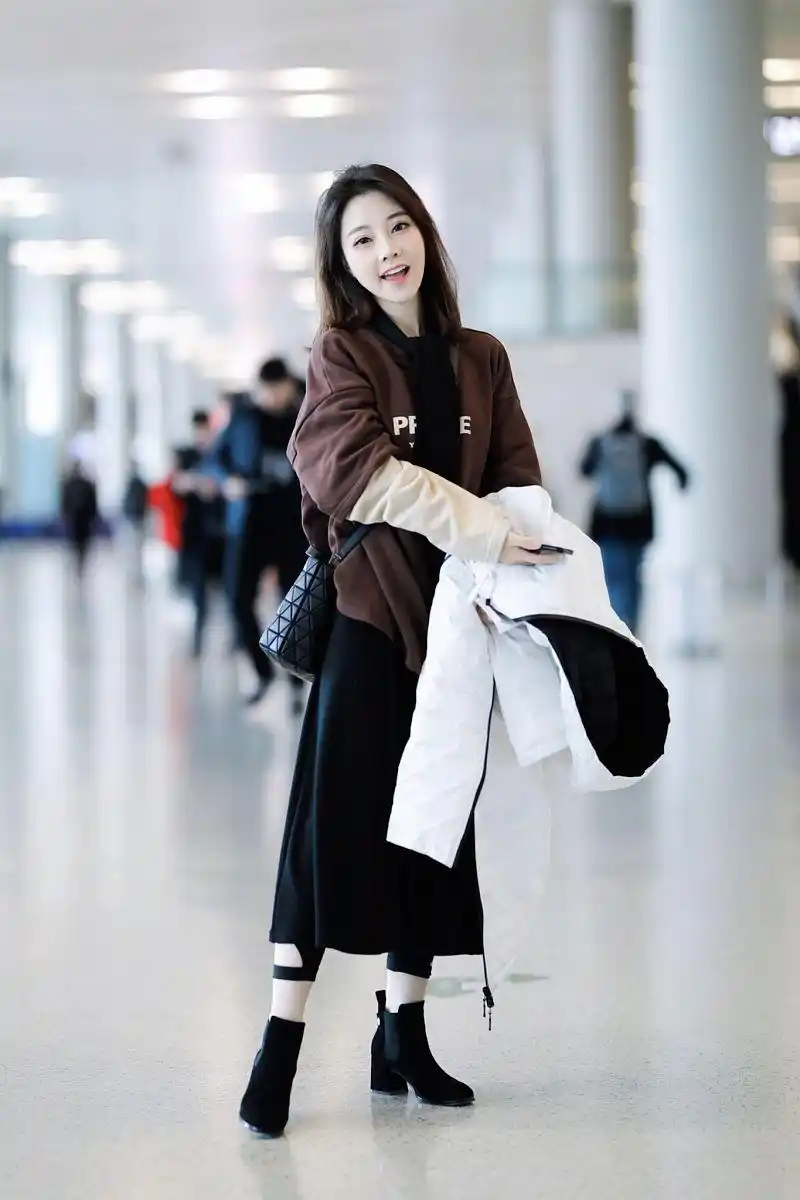 近日,冯提莫现身上海机场,身穿个性撞色套头衫,下搭黑色半身裙,整体穿