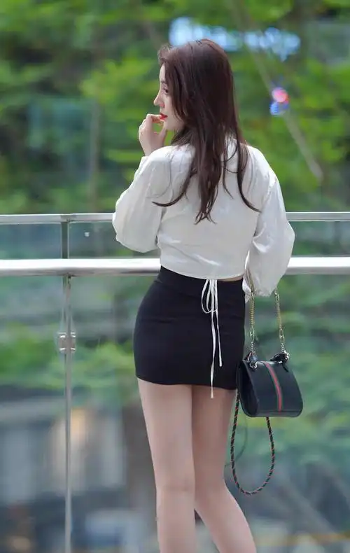 白色真丝上衣搭配黑色包臀裙优雅好看让人不得不喜爱