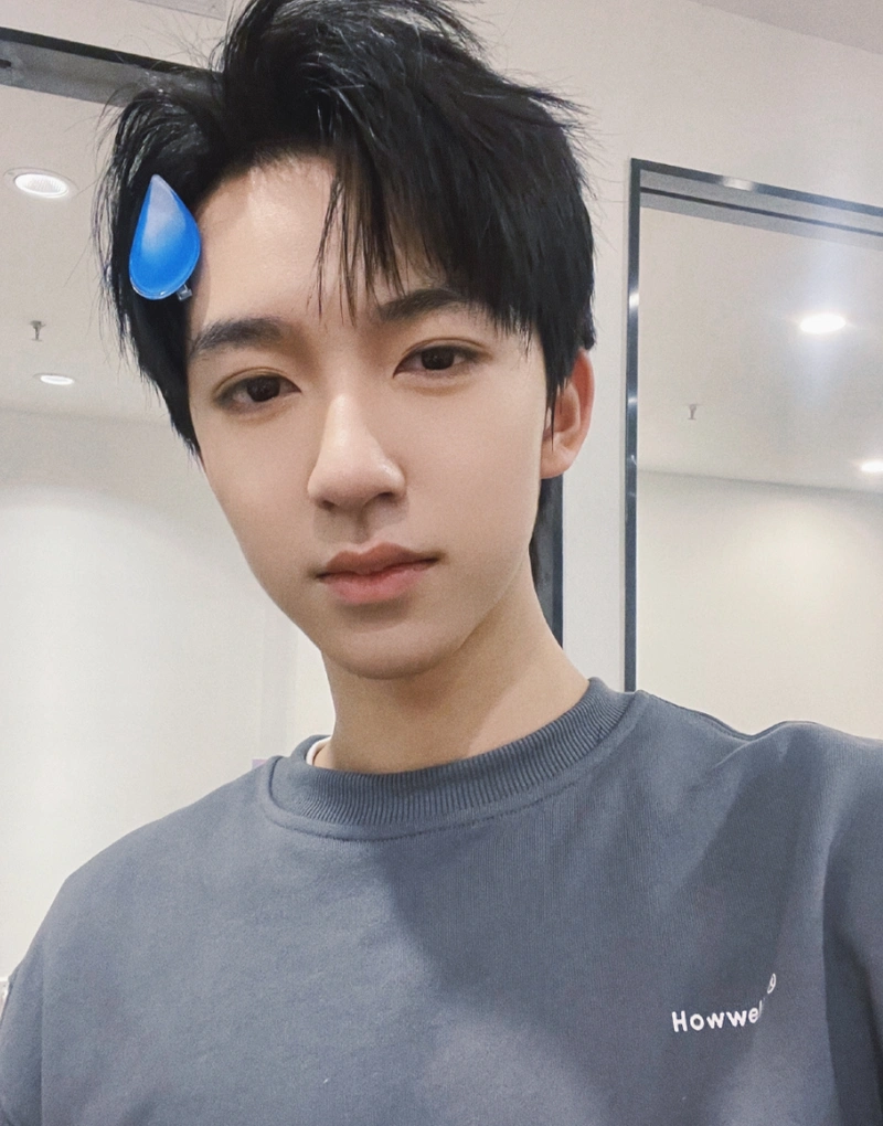 贺峻霖发布变装视频,土味一整个拿捏住了,口罩变装大家学会了吗