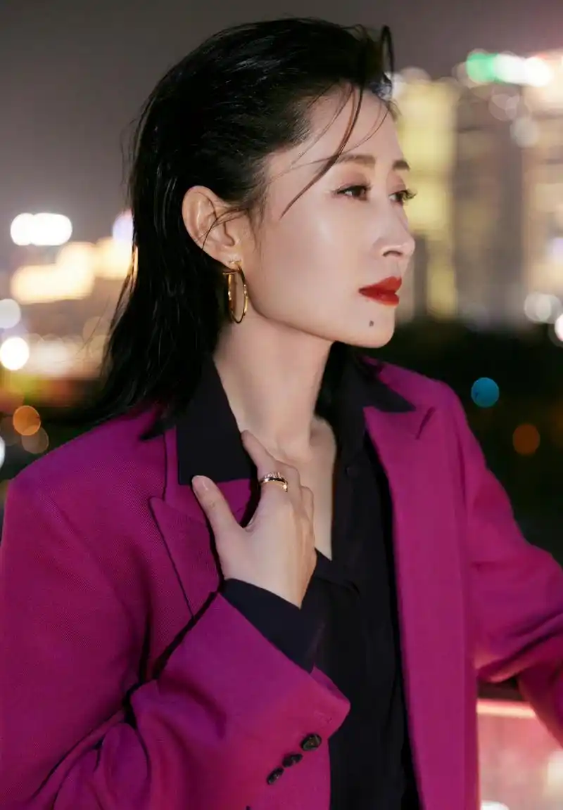 刘敏涛的西服颜色更为鲜艳.