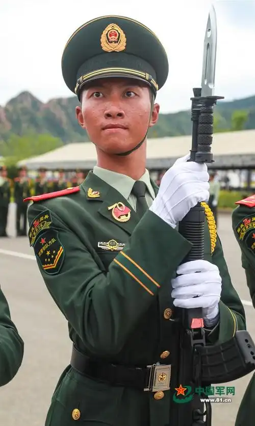 当时,正在参加武警仪仗队预备队员集中培训的他丝毫没有犹豫,立即向