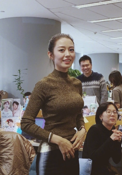 生图杀手!吉娜魔鬼身材超吸睛 郎朗也太幸福了吧!