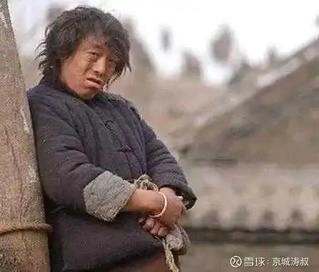 这时,一个衣衫褴褛的乞丐进来讨饭.