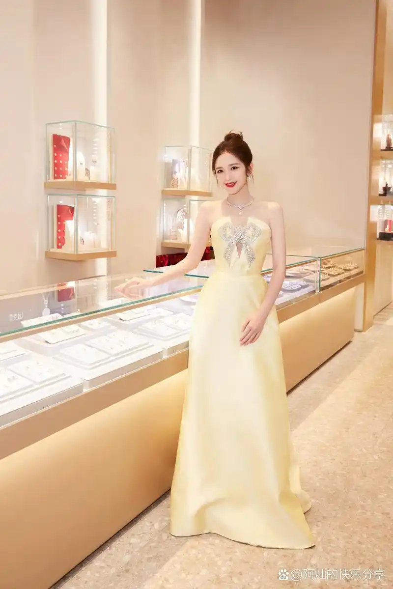 唐艺昕嫩黄礼服亮相,完美诠释女神范儿 前些日子,唐艺昕的最新美照在