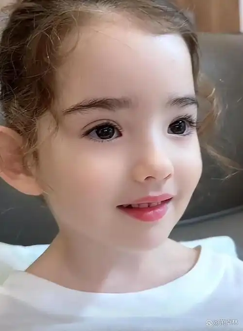 感到自卑,在父亲以及姑姑的呵护下,她变成了一个既漂亮又聪明的女孩