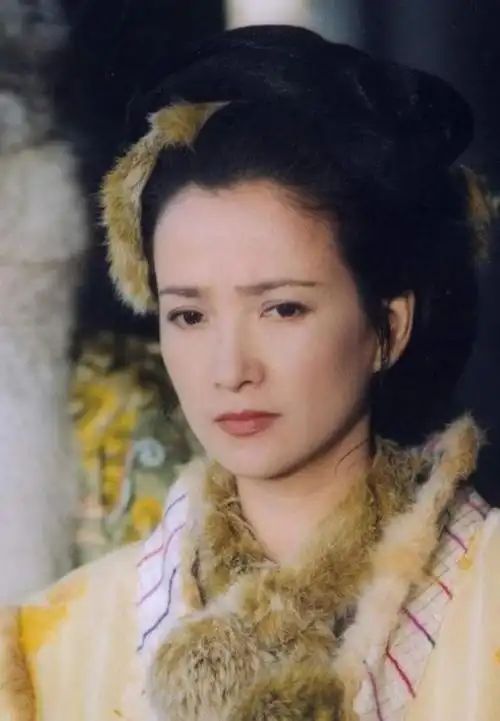 她在《红楼梦》里饰演秦可卿,《水浒传》里饰演李师师,《三国演义》里