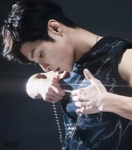 高瀚宇肌肉线条帅气写真图片