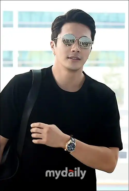 韩国明星夫妇权相宇孙泰英飞往巴厘岛拍时装杂志照片